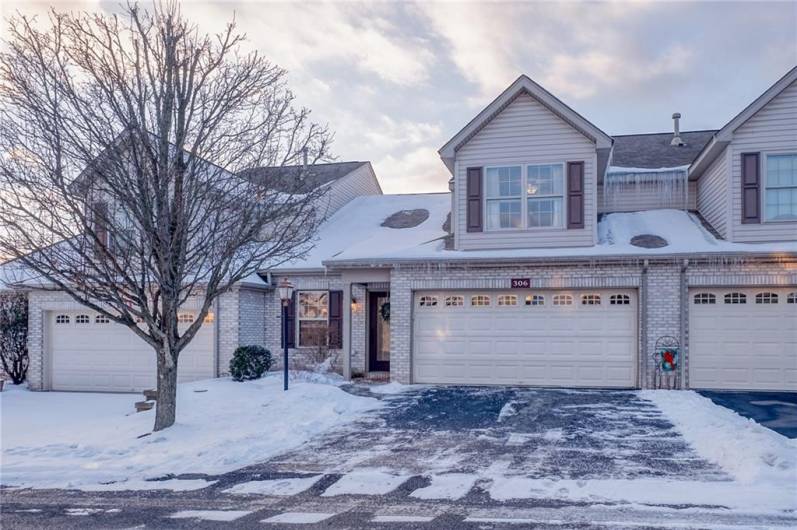 Low-Maintenance single-floor living on a dead-end street!