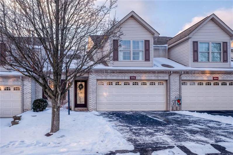 Low-Maintenance single-floor living on a dead-end street!