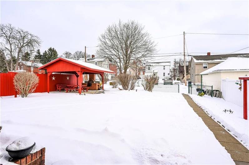 The flat level fenced in back yard is  aa great area for entertaining .