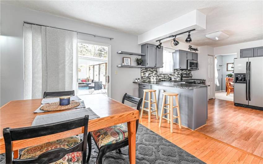 Dining area that flows into the family room