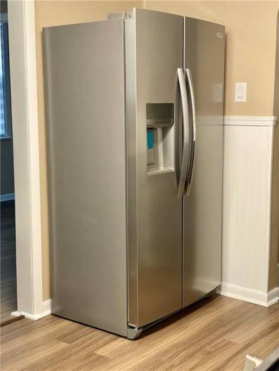 NEW Frigidaire side by side with icemaker and water/ice dispenser