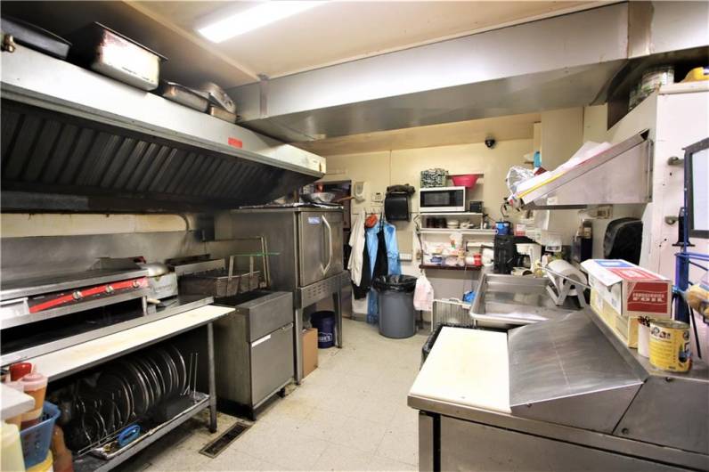 All You need to have a Thriving Food Business! Double Deep Fryer, Commercial Pizza Oven & Large Grill! Plus Food Prep Cooler