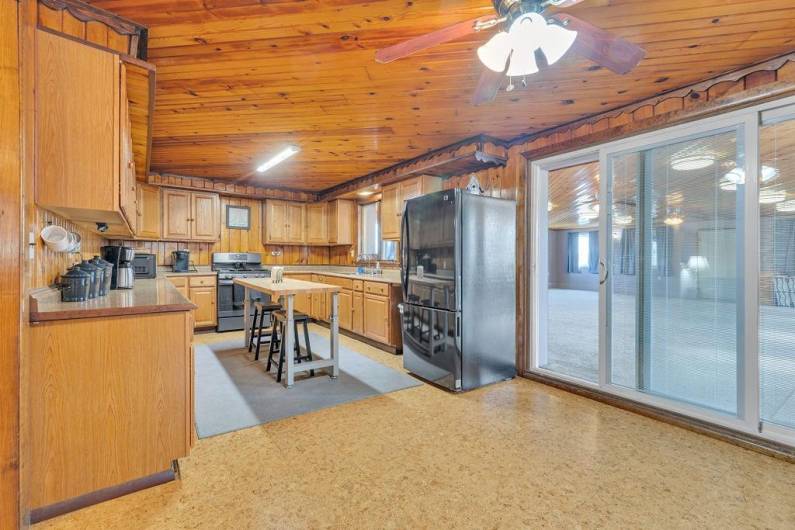 Large kitchen - (center workbench does not convey.)