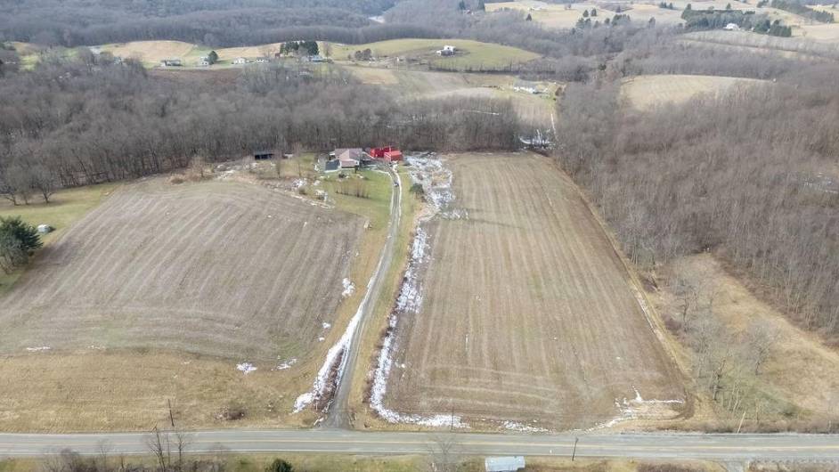 This is a great aerial shot of the whole acreage and homestead.