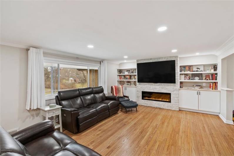 Wow! looking for a light, bright and sunny 23' x 15' living room? Look no further!  You have found it. Beautiful hardwood flooring, built-in bookcases, recessed lighting and electric fireplace!