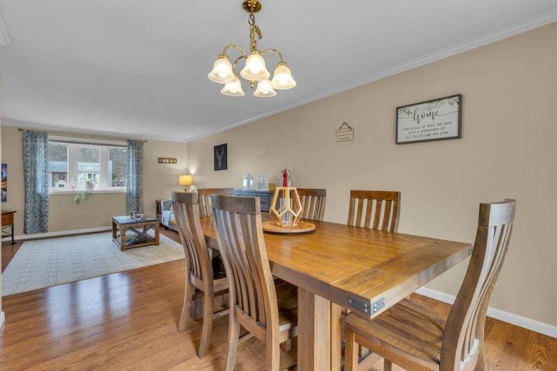 Dining room fits a large table to family dinners and gatherings.