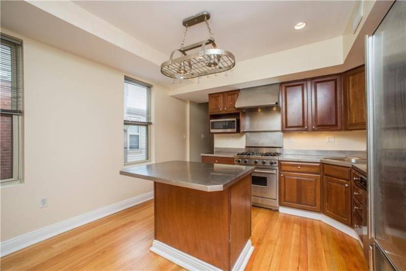 Large kitchen w/ cool pot hanger