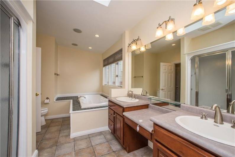 Huge owners bath w/ dual vanity, jet tub & walk-in shower