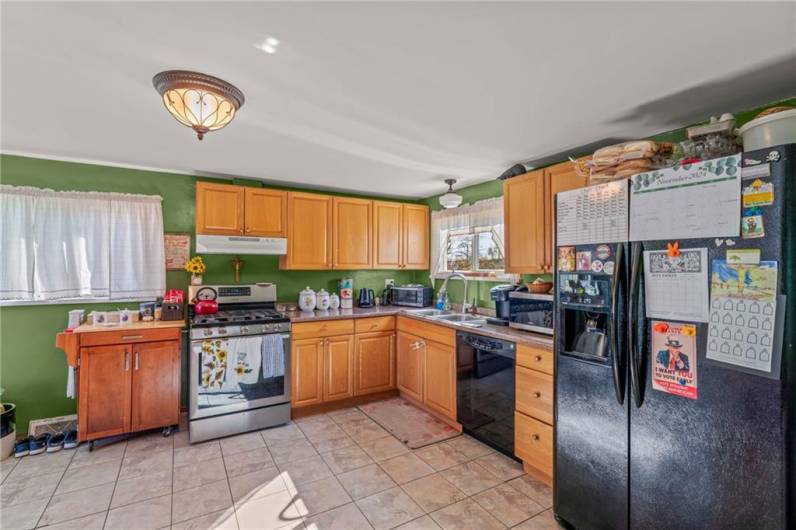 pretty oak cabinets , includes appliances