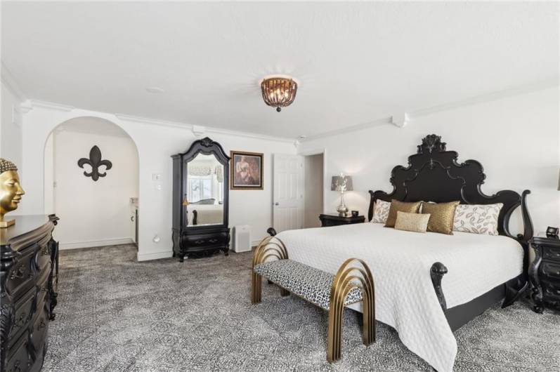 Crwon moldings, custom designed carpet and gorgeous lighting.