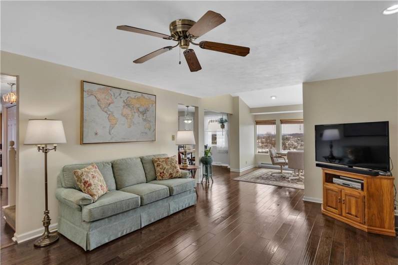 Another view showing the floor plan layout flowing into the sunroom & kitchen!