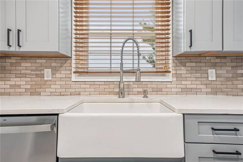 Farmhouse Sink & Gorgeous Backsplash