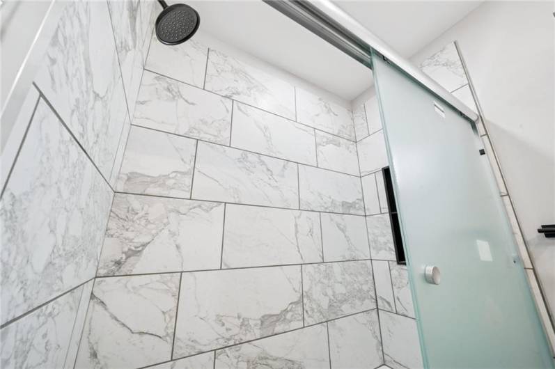 MAIN BATHROOM (TUB)