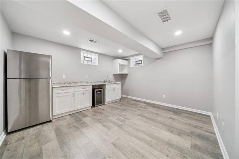 LOWER LEVEL KITCHENETTE AREA (14X12) PERFECT FOR IN-LAW SUITE
