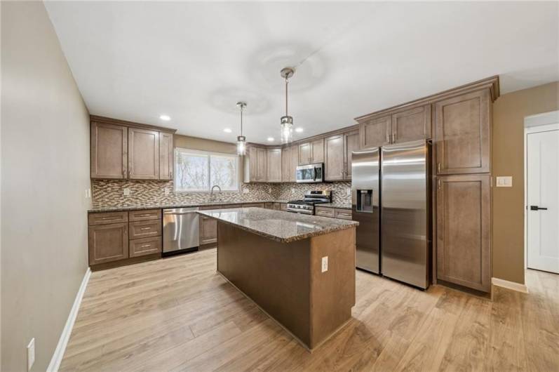 BREATHTAKING LARGE EAT IN KITCHEN W/TASTEFUL DECOR.