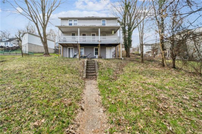 large rear yard(tenants maintain)