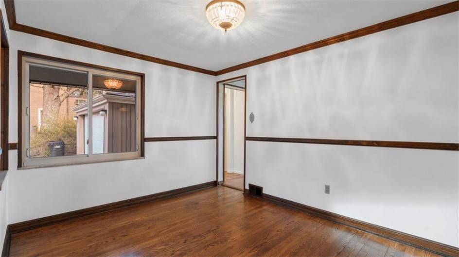 Spacious dining area between kitchen and family room