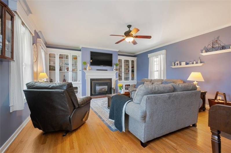Come and stay for a while in this delightful family room/living room. You will appreciate the attention to details with the built-in wall bookcases, gleaming hardwood flooring, custom mantle and gas fireplace. Endearing!