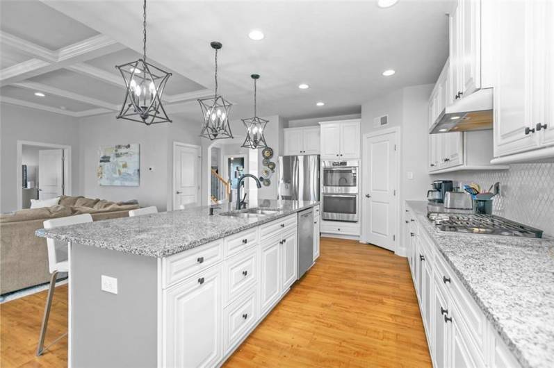 Appliances include gas cooktop, double oven, refrigerator, dishwasher, microwave oven...