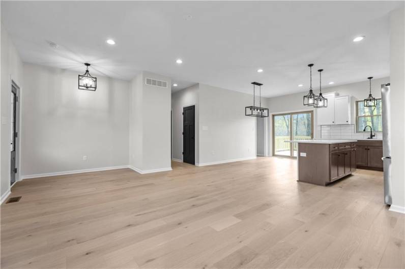 Kitchen, Livingroom. Dining combo