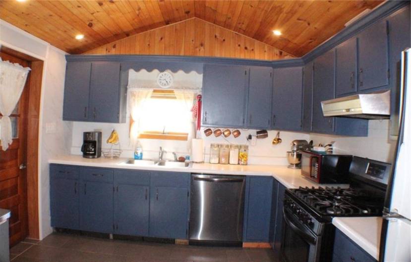 w/vaulted ceiling