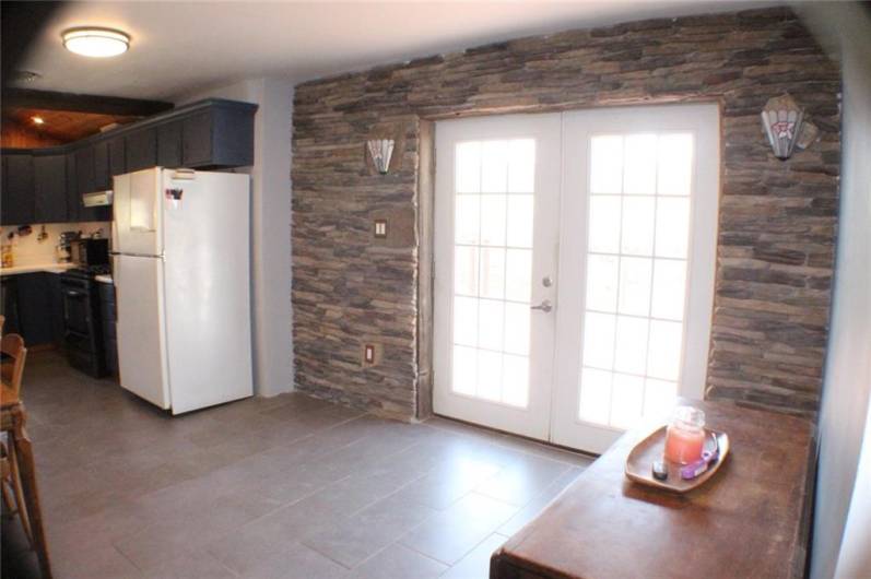 w/stone wall feature