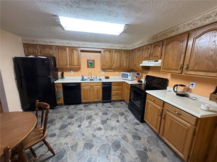 Fully equipped kitchen with main appliances. Very good counter and storage space.