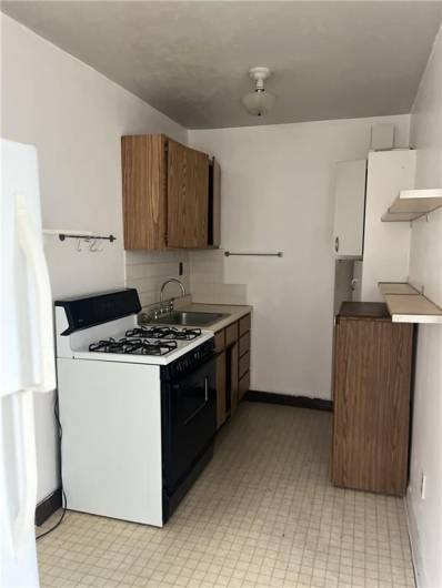 another kitchen showing cabinets
