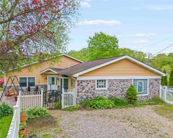 128 Evergreen Dr, Canonsburg, PA 15317, 2 Bedrooms Bedrooms, 8 Rooms Rooms,1.1 BathroomsBathrooms,Residential,For Sale,Evergreen Dr,1699970