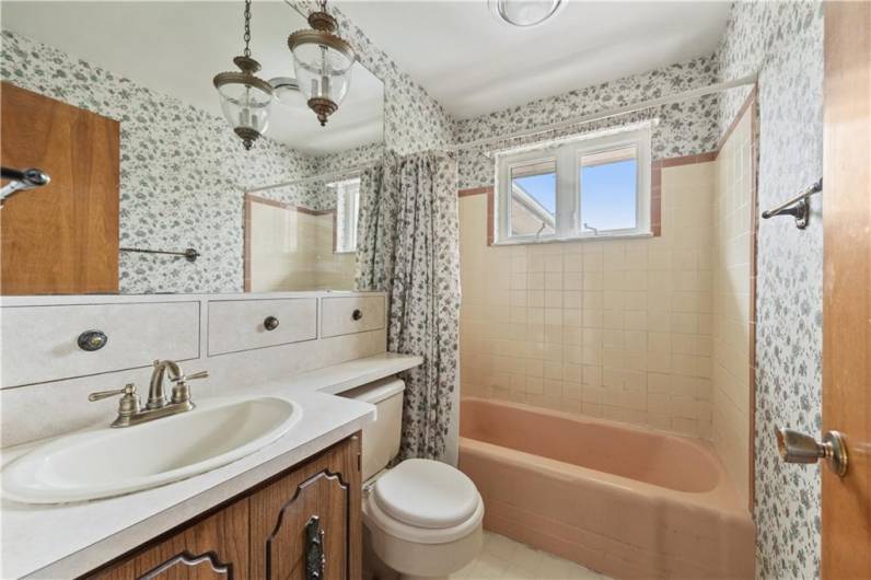And steps away from this full bath...