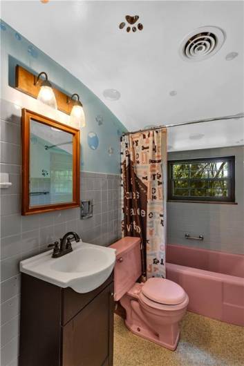 There's a full bath conveniently located on both the 1st & 2nd story!