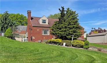 Surprisingly spacious Cape Cod home in a convenient location!
