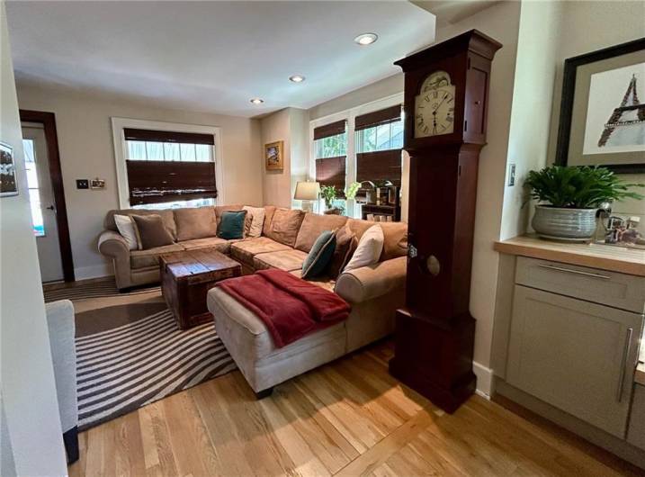 Entrance from the living room  to the dining area and kitchen