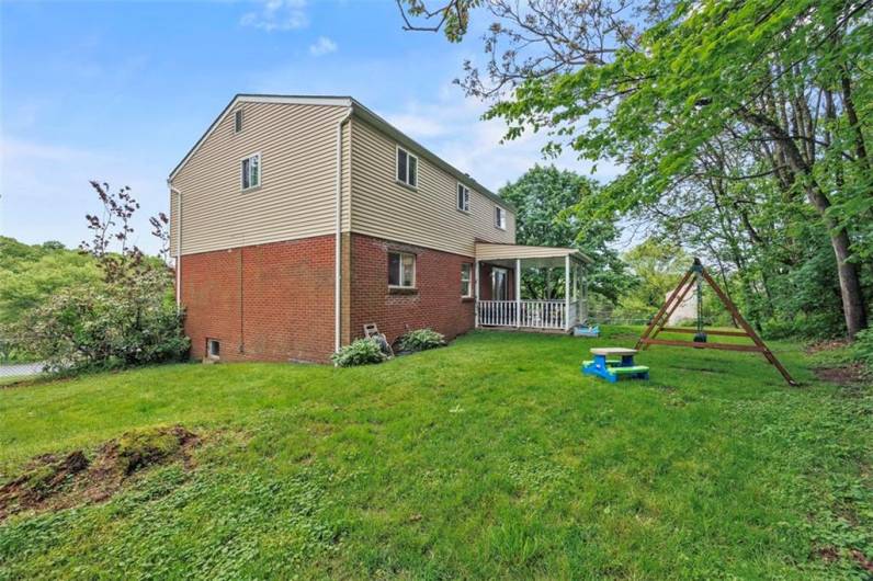 Side yard could be a garden?