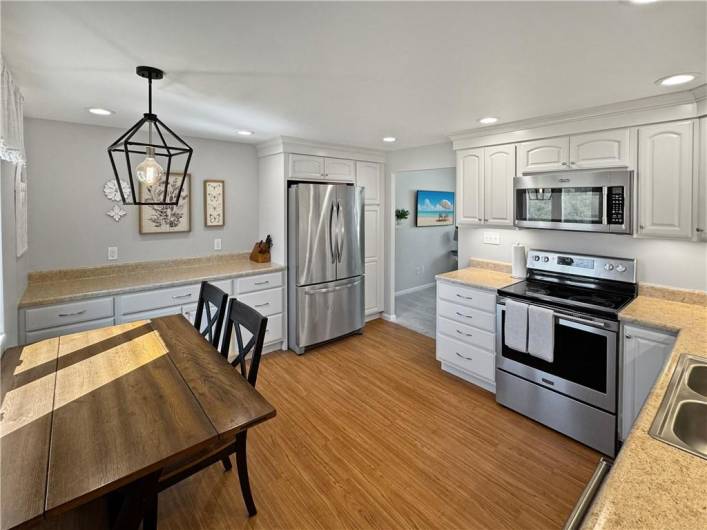 Beautiful newer eat-in kitchen.