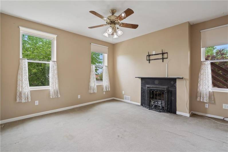 BR 2, Decorator fireplace