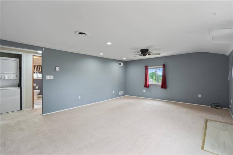3rd Floor Apartment, ceiling fan, stackable laundry nearby