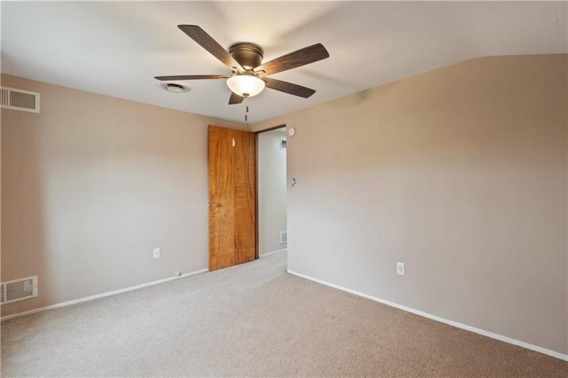 3rd Floor Apartment, BR 2, ceiling fan, carpets just cleaned
