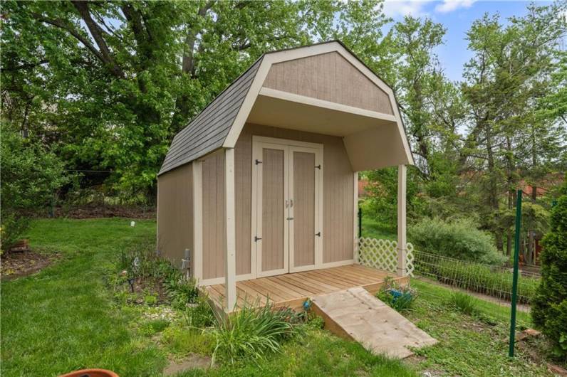 Nice storage shed w/ ramp for outside tools