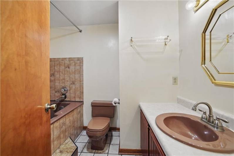 MB Ensuite With Jetted Bathtub