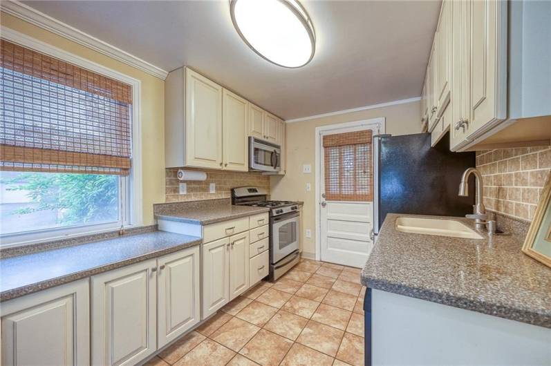 140 8th Ave, Pittsburgh, PA 15229, 3 Bedrooms Bedrooms, 7 Rooms Rooms,1.1 BathroomsBathrooms,Residential,For Sale,8th Ave,1701367