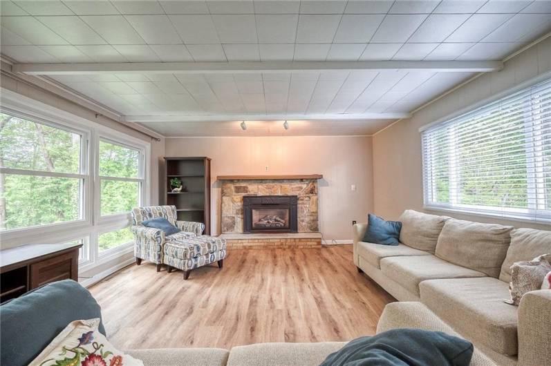 140 8th Ave, Pittsburgh, PA 15229, 3 Bedrooms Bedrooms, 7 Rooms Rooms,1.1 BathroomsBathrooms,Residential,For Sale,8th Ave,1701367
