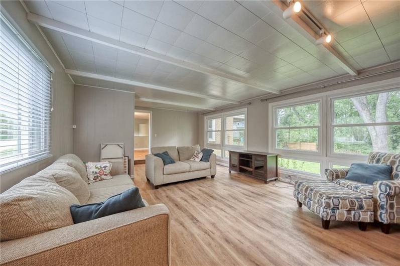 140 8th Ave, Pittsburgh, PA 15229, 3 Bedrooms Bedrooms, 7 Rooms Rooms,1.1 BathroomsBathrooms,Residential,For Sale,8th Ave,1701367