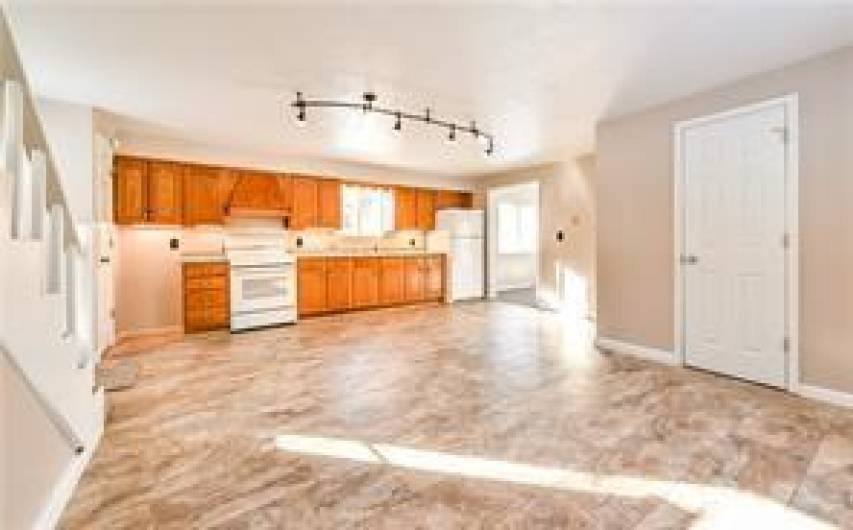Large Eat-in Kitchen approximately 19x20
