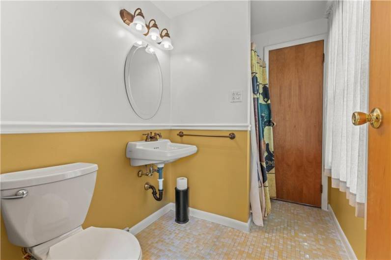 Full bath - Primary bedroom