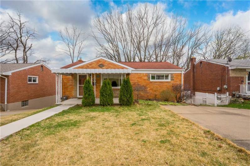 So many amenities! The level front yard is a big plus, as well as the level entry.