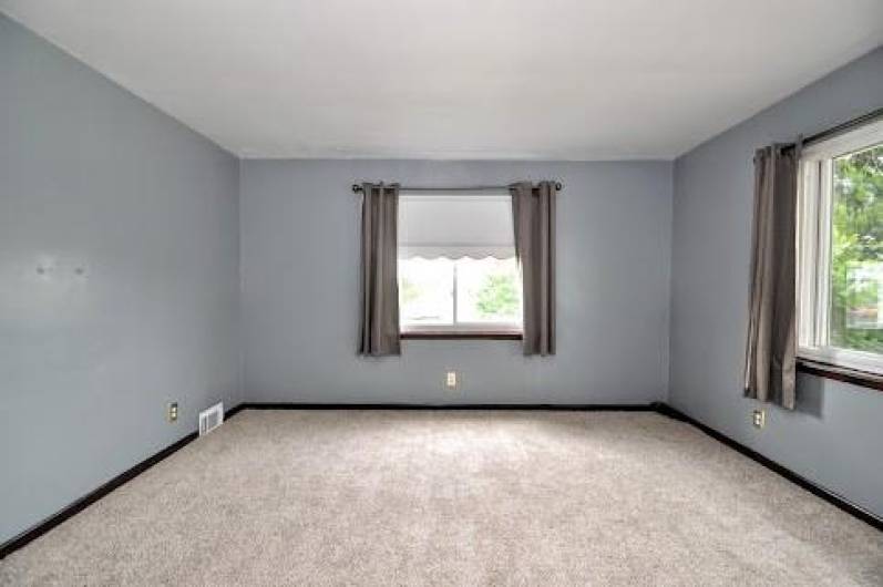 Such an airy room with large windows for spring breezes.