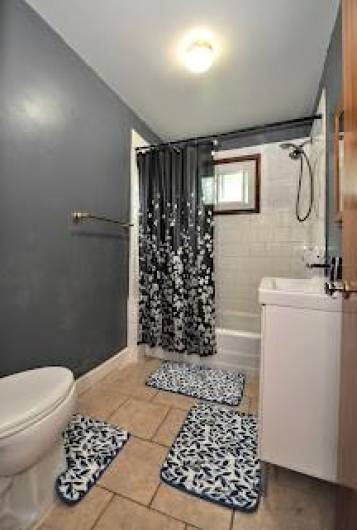 Take a look at this cheery full bath located between 2 bedrooms.