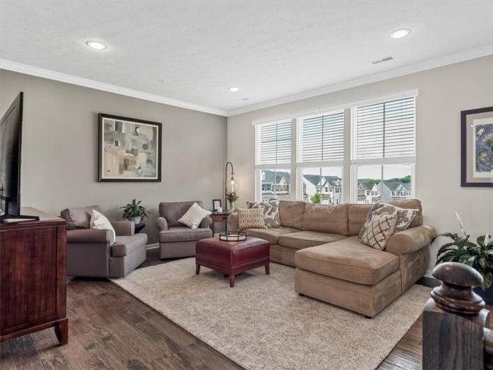 The spacious seating area is ideal for both relaxing and entertaining, with neutral tones and tasteful finishes that suit any décor style.