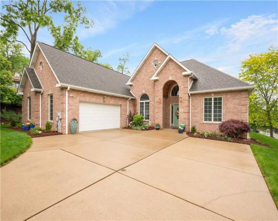 221 Red Oak Dr, Canonsburg, PA 15317, 4 Bedrooms Bedrooms, 9 Rooms Rooms,3 BathroomsBathrooms,Residential,For Sale,Red Oak Dr,1704256